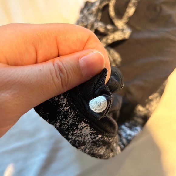 EUC Lululemon Sports Bra - Picture 3 of 3